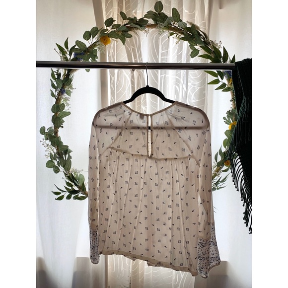 White, long sleeve top. - Picture 2 of 5